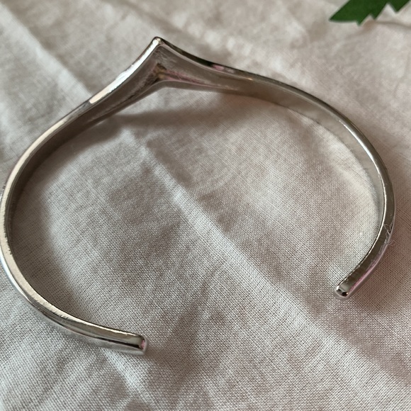 Vintage AVON cuff chevron silver tone, excellent - Picture 4 of 10